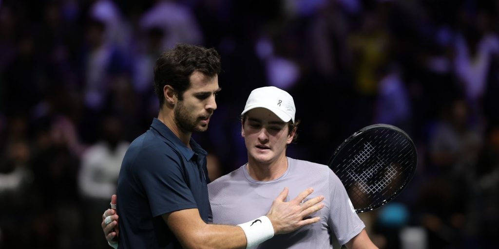 João fonseca se despede do masters de paris após duro confronto