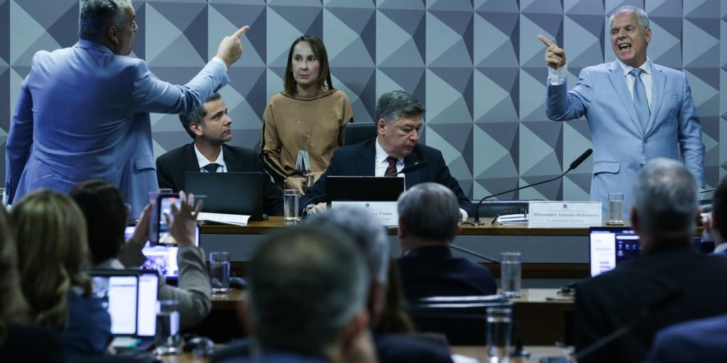 Ex-presidente do inss silencia diante de perguntas em cpi