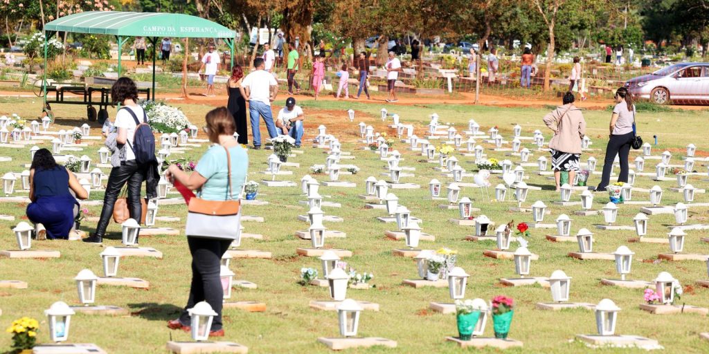 Fim de semana de finados deve atrair multidão aos cemitérios do df