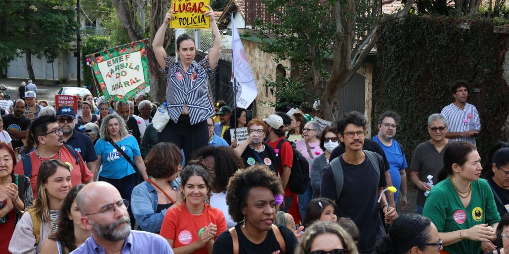 Manifestantes protestam contra ação policial armada em escola de são paulo