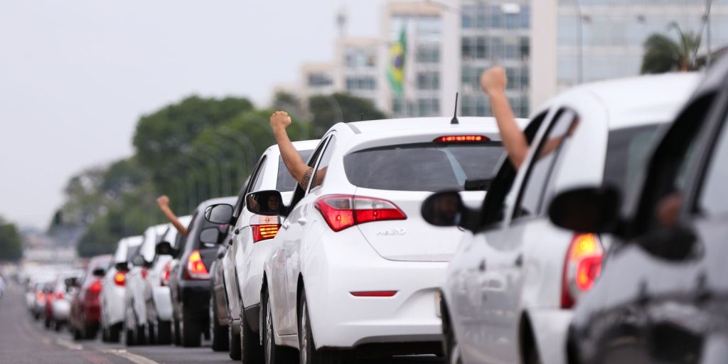 Motoristas de aplicativo enganados com promessa de empreendedorismo, alerta especialista