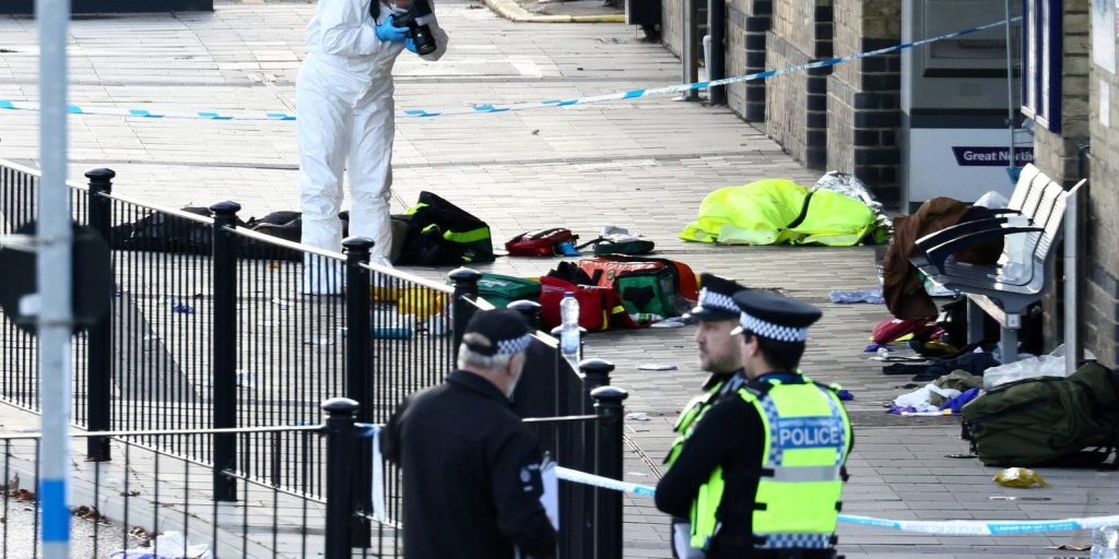 Ataque em trem deixa nove feridos graves próximo a cambridge