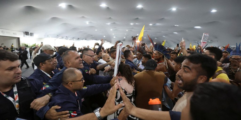 Cop30: protesto termina em confronto e bloqueio de acesso