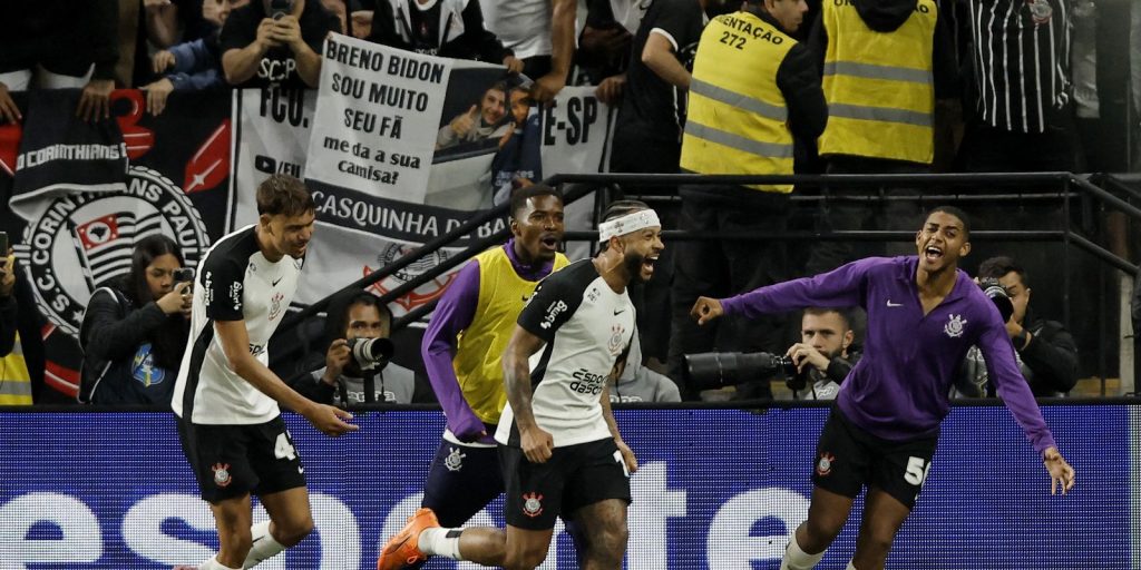 Depay e yuri alberto brilham e corinthians triunfa no majestoso