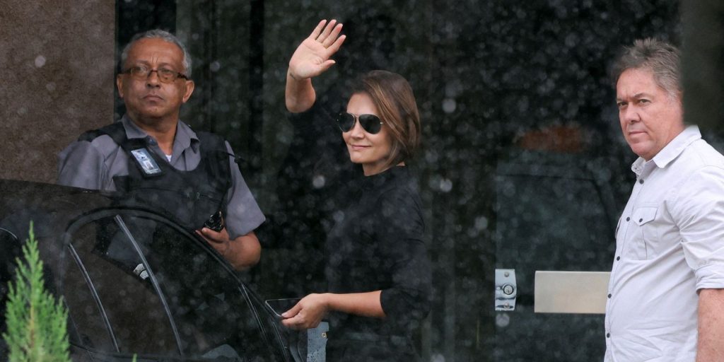 Bolsonaro recebe michelle na pf durante prisão preventiva