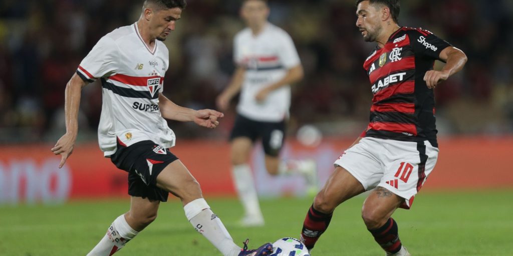 Buscando liderança, flamengo desafia são paulo em jogo decisivo