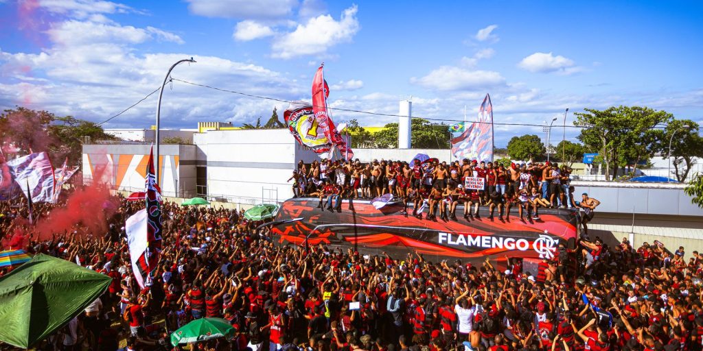 Flamengo parte para a final da libertadores em meio à celebração da torcida