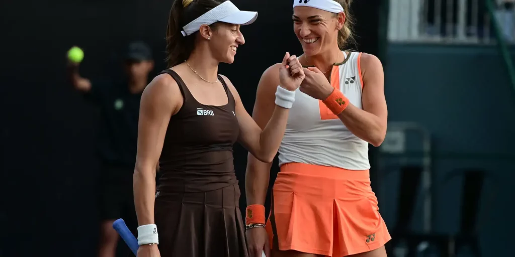 Dupla de stefani supera campeãs e garante vaga na semi do wta finals