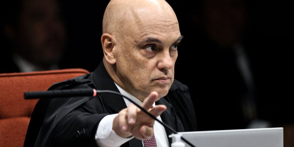 Moraes exige explicações de bolsonaro sobre celular em visita de nikolas