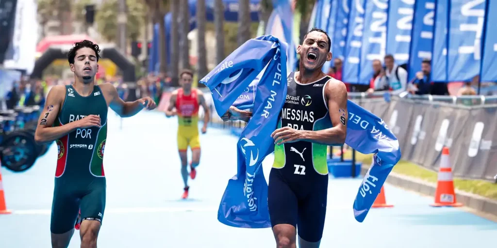Triatleta brasileiro manoel messias conquista bicampeonato na copa do mundo no chile