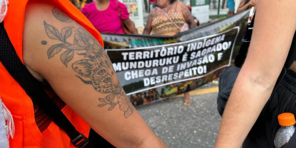 Em protesto pacífico, indígenas munduruku cobram participação na cop30