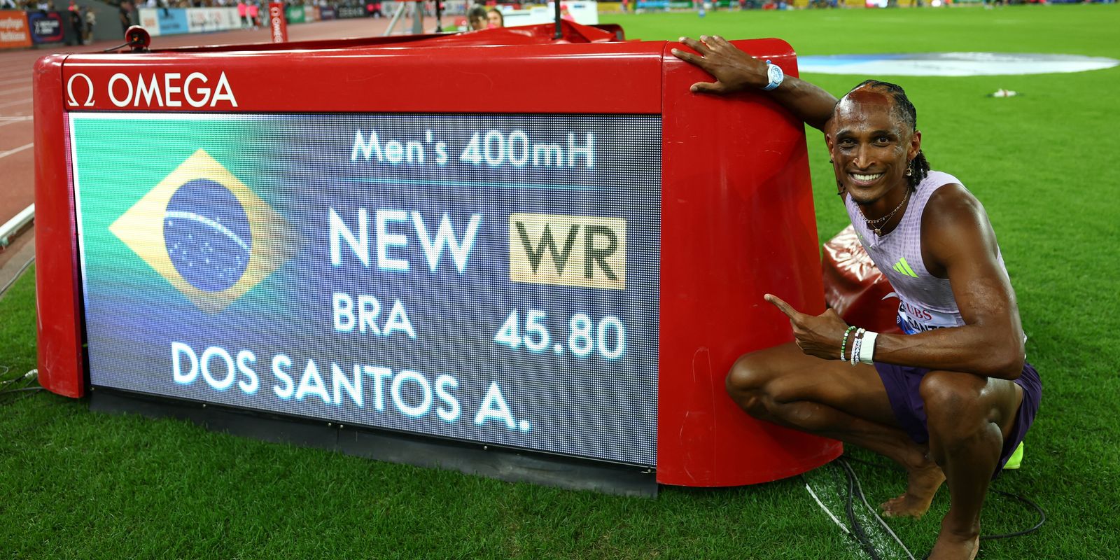 Alison dos Santos quebra recorde mundial dos 400m com barreiras e entra para a história