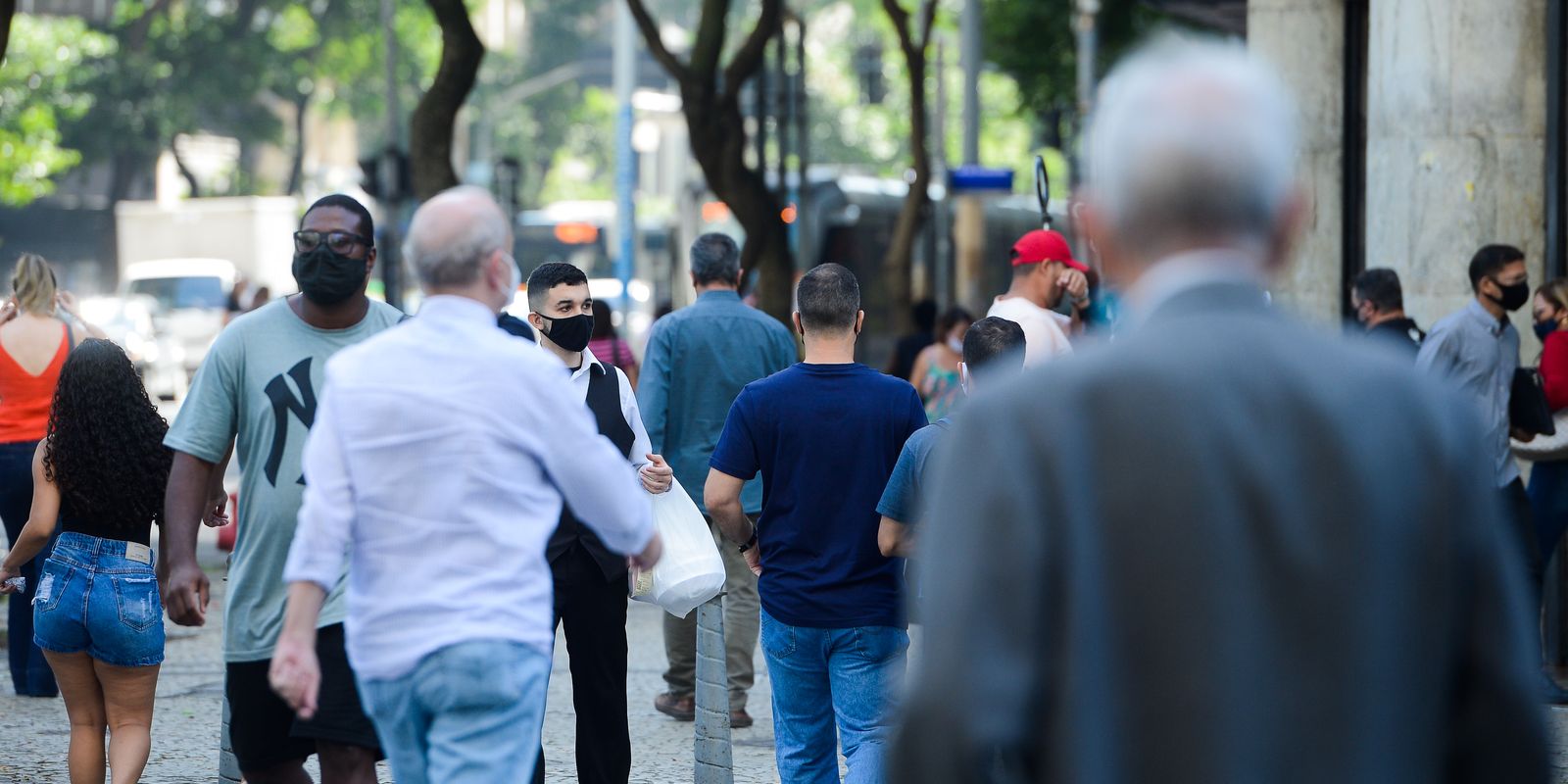 81% dos brasileiros votam em quem crê em Deus, revela estudo