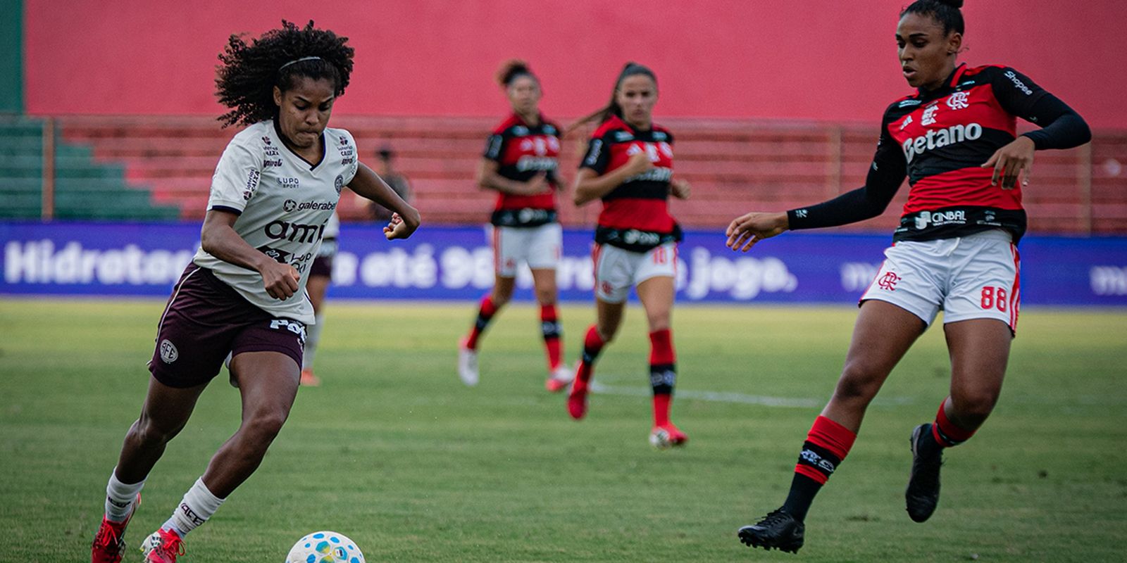 É oficial: lei inédita cria diretrizes permanentes para o futebol feminino no Brasil