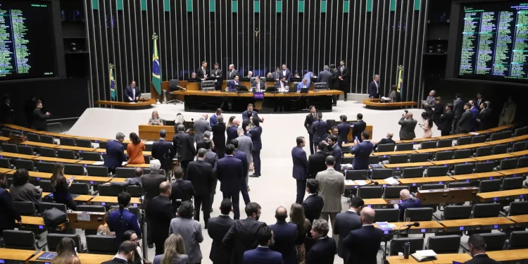 Bancada feminina terá recorde de cadeiras na Câmara e no Senado em 2026
