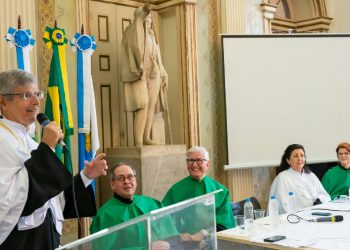 Cirurgião cardíaco Tirone David recebe da UFRJ o título de Professor Honoris Causa