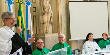 Cirurgião cardíaco Tirone David recebe da UFRJ o título de Professor Honoris Causa