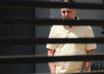 Defesa de Bolsonaro solicita ao STF fim da restrição de visitas do filho Flávio