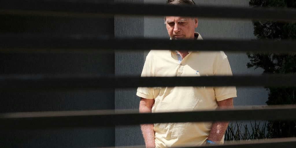Defesa de Bolsonaro solicita ao STF fim da restrição de visitas do filho Flávio
