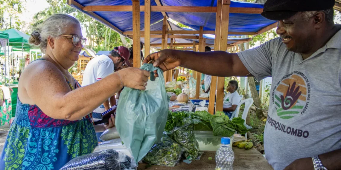 Feira Quilombola de Cabo Frio promove edição especial em apoio ao Outubro Rosa