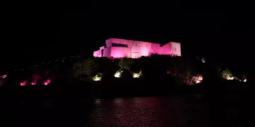 Forte São Mateus recebe iluminação rosa para abrir campanha em Cabo Frio