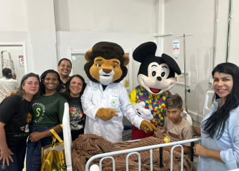 Hospital Ferreira Machado recebe personagens e música em ação especial para crianças