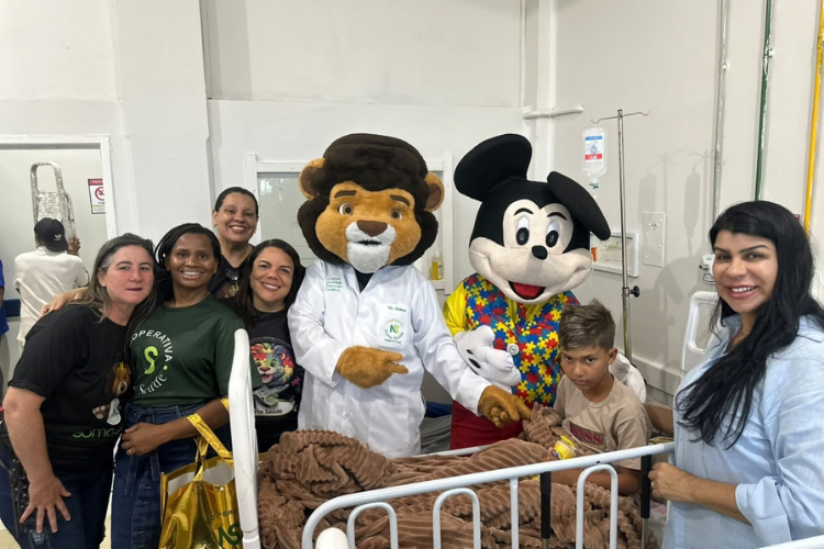 Hospital Ferreira Machado recebe personagens e música em ação especial para crianças