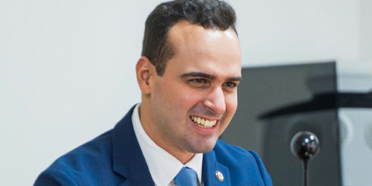 Lucas Ribeiro conquista reeleição no primeiro turno para o governo da Paraíba