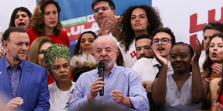 Lula desafia Flávio Bolsonaro a apoiar fim da escala 6x1 e defende PEC da Segurança
