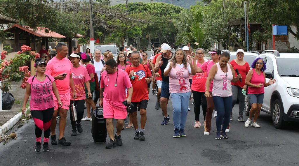 Maricá promove caminhada do Outubro Rosa na orla de Ponta Negra para prevenir câncer de mama