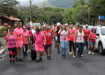 Maricá promove caminhada do Outubro Rosa na orla de Ponta Negra para prevenir câncer de mama