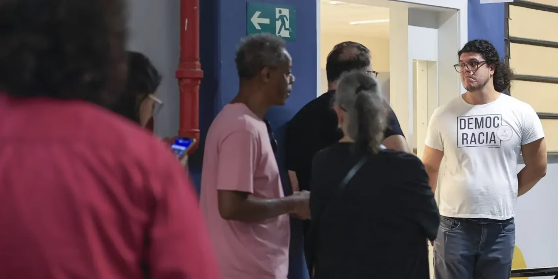 Milhões de brasileiros vão às urnas para escolher novos representantes neste domingo