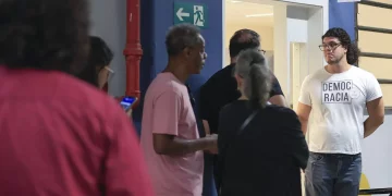 Milhões de brasileiros vão às urnas para escolher novos representantes neste domingo