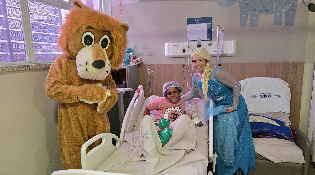 Pacientes pediátricos do Hospital Souza Aguiar no Rio ganham festa e presentes no Dia das Crianças