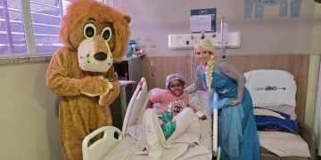 Pacientes pediátricos do Hospital Souza Aguiar no Rio ganham festa e presentes no Dia das Crianças