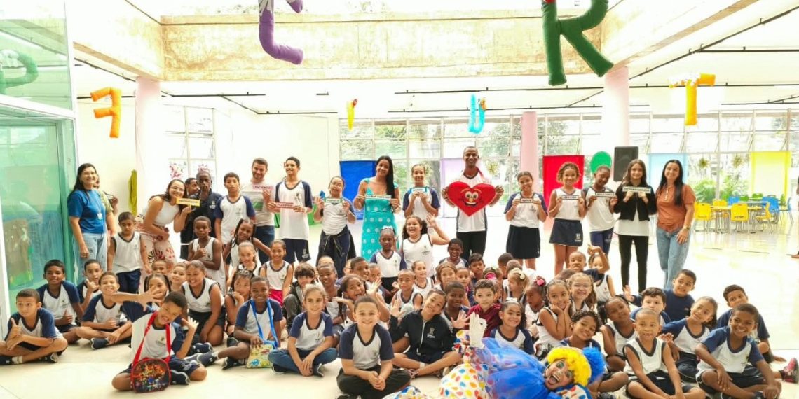Palácio da Cultura recebe alunos de Campos para cinema e arte no segundo dia do Outubro Encantado