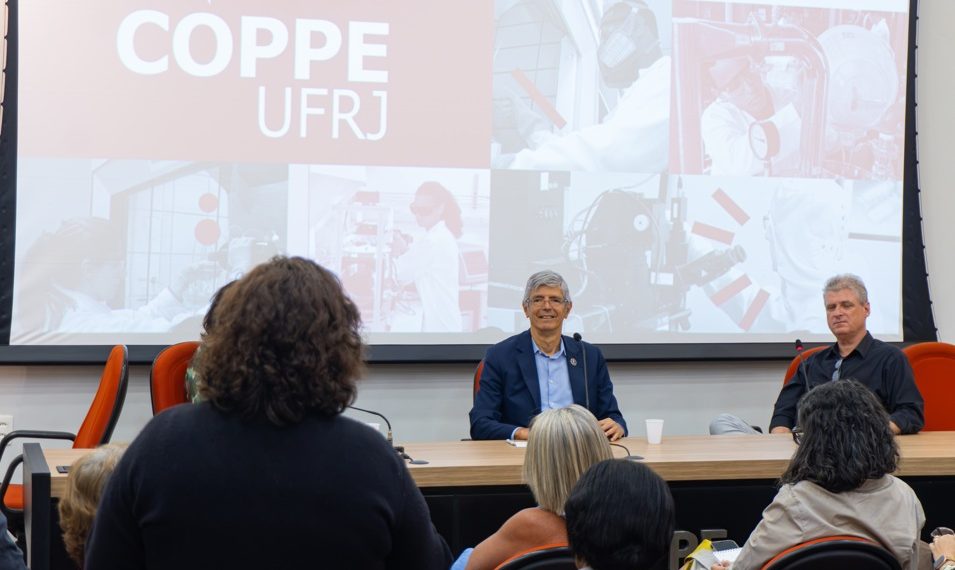Reitor da UFRJ debate segurança e falta de pessoal em visita à Coppe