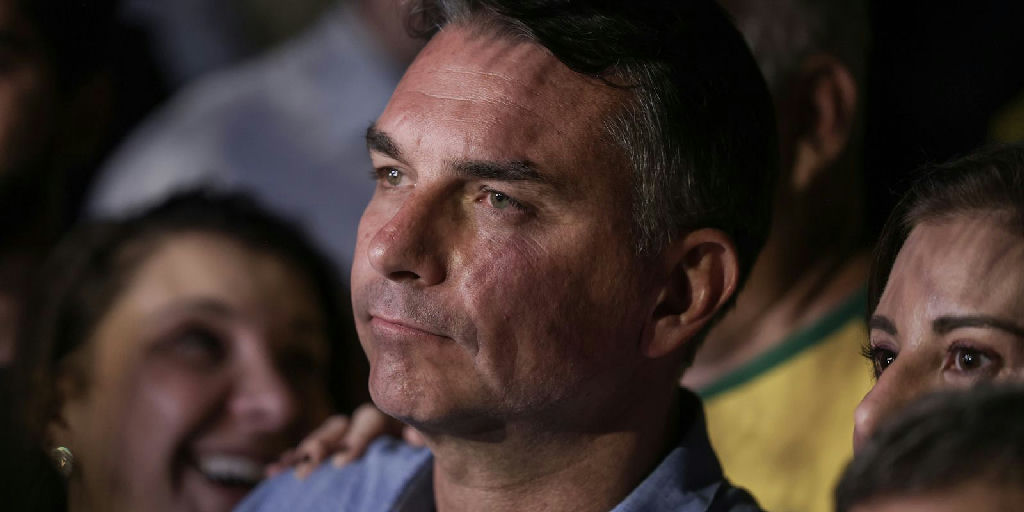 STF multa Flávio Bolsonaro por impulsionar propaganda negativa contra Lula