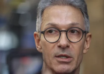 Tre-mg apura conduta de Romeu Zema após uso de celular na cabine de votação