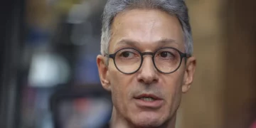 Tre-mg apura conduta de Romeu Zema após uso de celular na cabine de votação